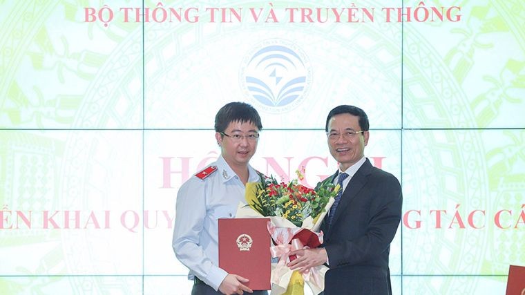 Ông Bùi Hoàng Phương (trái) khi nhận quyết định làm Vụ trưởng Vụ Tổ chức cán bộ của Bộ Thông tin và Truyền thông, do Bộ trưởng Nguyễn Mạnh Hùng trao (tháng 10/2022) - Ảnh: mic.gov.vn